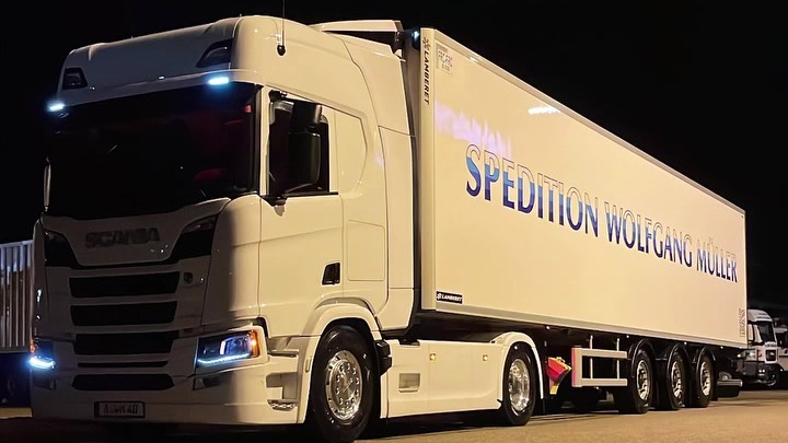 LKW der Spedition Wolfgang Müller bei Nacht