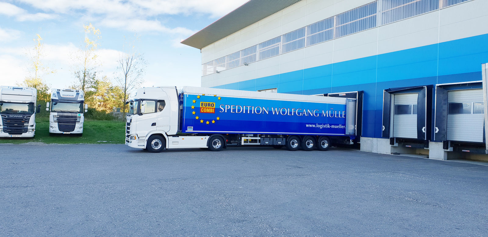 LKW an der Laderampe des Lagers
