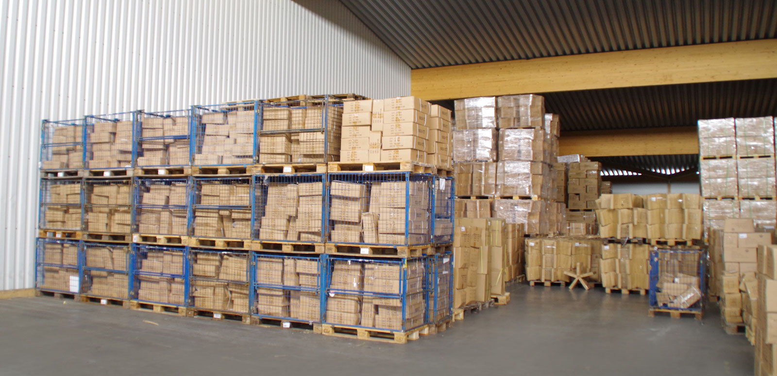 Kommissionierte Ware auf Paletten im Lager